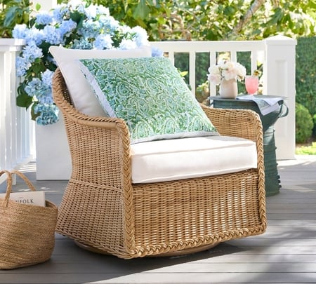 Outdoor woven store lounge chair